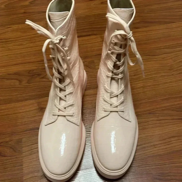 Stuart Weitzman Mckenzee Croc Embossed Leather Ankle Boots, size 40 - Picture 12 of 14